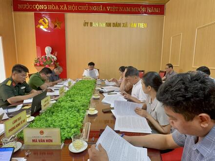 Kinh tế - Chính trị