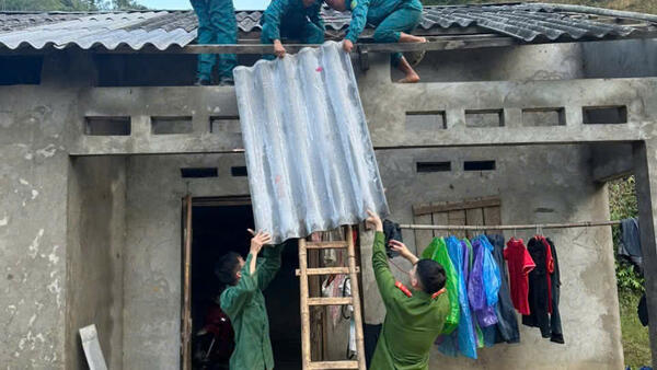 Công an xã Tân Tiến phối hợp với các phòng ban và lực lượng trên địa bàn hỗ trợ người dân khắc phục hậu quả sau bão MATMO