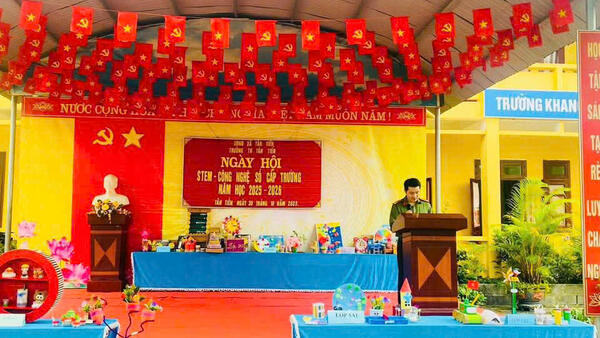 Công an xã Tân Tiến tuyên truyền Luật An ninh mạng và Phòng chống lừa đảo trên không gian mạng tại Ngày hội STEM - Công nghệ số cấp trường năm học 2025-2026