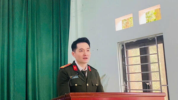 Công an xã Tân Tiến tăng cường tổ chức tuyên truyền, phổ biến, giáo dục pháp luật kết hợp với cuộc họp thôn trên địa bàn