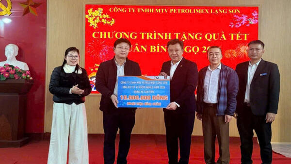 Xã Tân Tiến tiếp nhận số tiền 10.000.000 do Công ty TNHH MTV Petrolimex Lạng Sơn  Cho người dân có hoàn cảnh khó khăn trên địa bàn xã