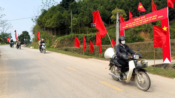 Ủy ban MTTQ Việt Nam xã Tân Tiến tuyên truyền lưu động về bầu cử.