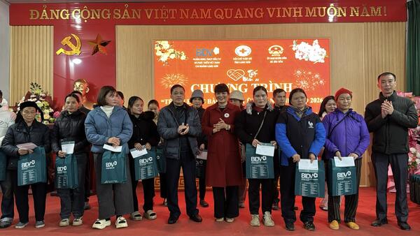 Ngân hàng BIDV Chi nhánh Lạng Sơn trao 100 suất quà Tết cho hộ khó khăn tại xã Tân Tiến