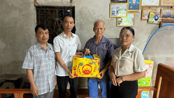 Lãnh đạo xã Tân Tiến thăm, tặng quà gia đình chính sách, người có công  nhân kỷ niệm 79 năm Ngày Thương binh - Liệt sĩ (27/7/1947 - 27/7/2026)